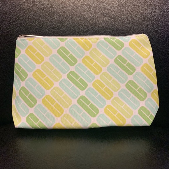 Clinique Gift Set with Bag - Picture 2 of 3